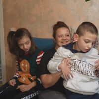 „Ходят си на нормално училище“: 12 години „Българската Коледа“ подкрепя близнаците Ели и Митко