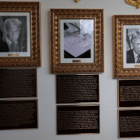 Тръмп се подигра с Байдън с възпоменателна плоча в Белия дом