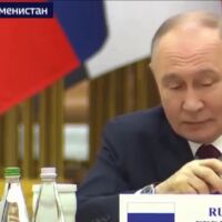 Путин се изнерви, след като не успя да си включи микрофона (ВИДЕО)