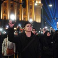 Нов антиправителствен протест събра хиляди в Триъгълника на властта