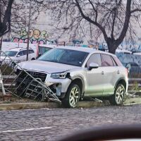 Кола се удари в огражденията на бул. "Цар Борис III" в София