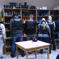 Откриха над 400 кг тютюн без бандерол в сграда, трима мъже са задържани (СНИМКИ, ВИДЕО)