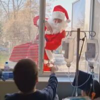 Дядо Коледа, Снежанка и джуджетата зарадваха малките пациенти в ИСУЛ