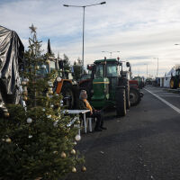 Продължават протестите на гръцките фермери, може да блокират граничните преходи за тирове