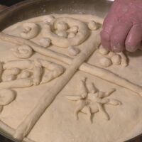 Всяко движение има смисъл, всяка форма пази послание: Как се меси обредният хляб за Бъдни вечер?