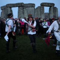 Хиляди се събраха около Стоунхендж за зимното слънцестоене (СНИМКИ)