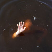 Спасиха мъж, паднал в ледено езеро в Плевен