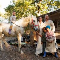 Съд отне децата на двойка, живееща в гората без ток и течаща вода в Италия 