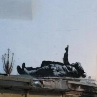 Банкси с нов стенопис в Лондон: Деца, гледащи към небето, като символ на детската немотия