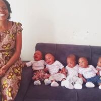 На Коледа в Уганда: Как продължава животът на семейството, което се сдоби с шест бебета?