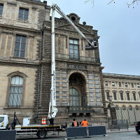 Лувърът монтира охранителни решетки след обира на скъпоценности за 102 милиона долара