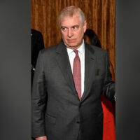 Андрю, на когото беше отнета титлата принц, губи още кралски привилегии