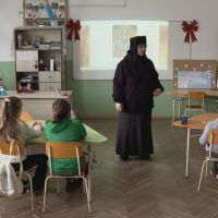 Беседи за Рождество: Монахиня учи децата на добродетелите в християнството