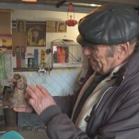 79-годишен майстор от Мездра създава „Коледно село“ от миниатюрни къщи