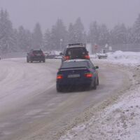 Сняг, студ и ограничения по проходите: Зимната обстановка остава усложнена