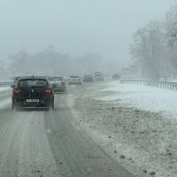 АПИ: Шофьорите да тръгват с автомобили, готови за зимни условия. В Северна България и планините дъждът ще преминава в сняг