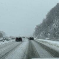 АПИ: Снежни и хлъзгави пътища затрудняват движението в почти цялата страна