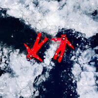 До минус 40° по Целзий: Фигури в червени костюми се носят сред ледове - какво правят? (СНИМКИ)