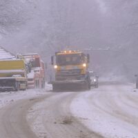 Усложнена пътна обстановка след коледните снеговалежи, „Петрохан“ осъмна в мъгла