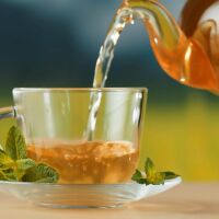 Изберете чая, плодовете и зеленчуците за разтоварване 