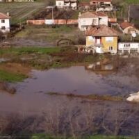 По искане на кмета на Гелеменово и след заплахи - спират възстановяването на скъсаната дига