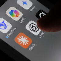 Психиатри: След дълго общуване с ChatGPT се появяват тежки симптоми