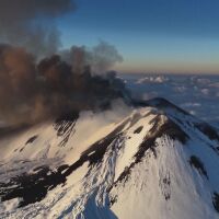 Докато скиори карат по склоновете му: Заснеженият вулкан Етна изригна (ВИДЕО)