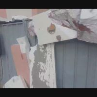 Заради силния вятър: Изолация се срути върху гаражи и пътека до жилищен блок