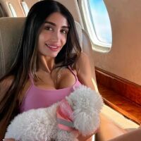 Домашен арест с електронна гривна за модел на бельо - заради измами и обир на много мъже 