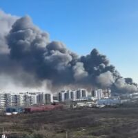 "Дръжте прозорците си затворени": Голям пожар в Букурещ, гасят го роботи заради опасност от срутване (ВИДЕО)