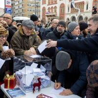 "Ако нещо не се промени, трябва да изпратя моя Драган в Германия": Хиляди в Сърбия се подписват за предсрочни избори