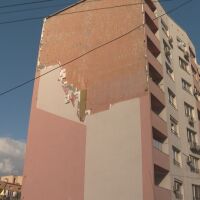 100 км/ч: Вятърът изтръгна изолацията на жилищен блок в Асеновград, унищожава климатици