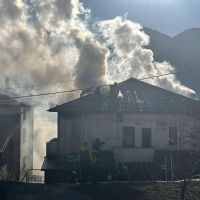 Пламна къща в Смолян: Мъж е в болница вследствие на пожара (СНИМКИ)