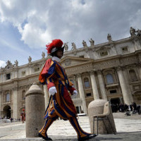 Католически епископ отхвърля да е малтретирал тийнейджър през 90-те