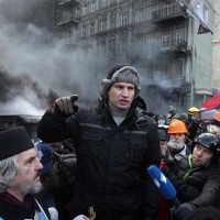 Руска атака с дронове срещу Киев уби най-малко трима души и предизвиква пожари