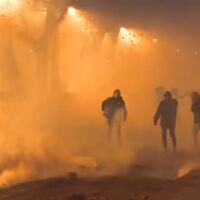 Протест в Торино ескалира: Сериозни сблъсъци между полиция и демонстранти (ВИДЕО, СНИМКИ)