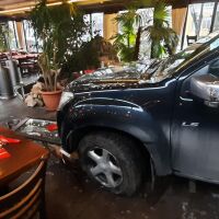 Пикап влетя в пловдивски ресторант, блъсна жена, която обядва