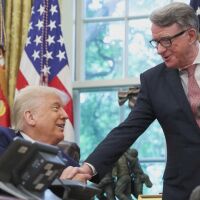 След нови разкрития по случая „Епстийн“: Бившият посланик Питър Манделсън напусна Лейбъристката партия