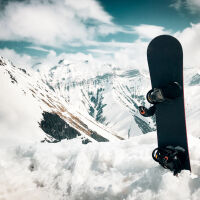 Сноубордистка загина, след като се закачи на ски лифт 