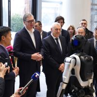 „Добро утро, господин президент, аз съм Лука“: Вучич се запозна с робот, облечен с елек с гайтани