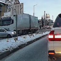 Камион "влачи" кола на оживен булевард в Пловдив (ВИДЕО)