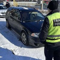 15-годишен открадна кола с включен двигател пред магазин в Нови пазар