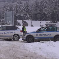 Неофициално: Намериха три тела в изоставен кемпер над Враца