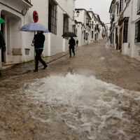 Нови опасности за Испания и Португалия, след като бурятa уби двама души (СНИМКИ)