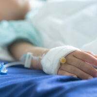 Блъснатото от моторист на тротоар 7-годишното дете е откарано с хеликоптер в болница в Пловдив 