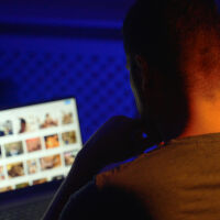 „Съпругът ми открадна стотици хиляди за сайтове с уебкамери, секс и антики“: Странични ефекти от лекарства разкъсват семейства