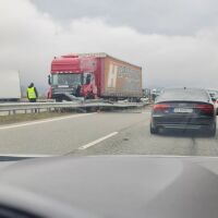 Тир влезе в насрещното и отнесе 100 м мантинела на АМ "Струма", кола се удари в него