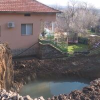 Свлачище затрупа част от имот в с. Варвара и затвори пътя Белово – Велинград