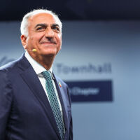 Синът на сваления шах със заявка да поеме властта в Иран