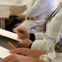 Над две трети от младите лекари у нас планират да останат в България